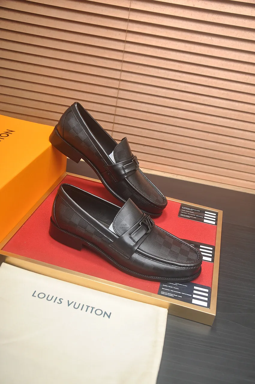 Men's men's shoes 💰540💶 [LV] (original single cowhide lining) 🍀LV's latest genuine leather business suit shoes are launched simultaneously on the official website. The first-layer cowhide imported from Italy is made of heavy gold, 💥official website 1:1 rubber outsole. Versatile to wear, high-end without losing class, and the color combination is extraordinary. This four-season style is alluring when worn on your feet, showing off your big-name flair. Standard code 39-45 (45 customized)
